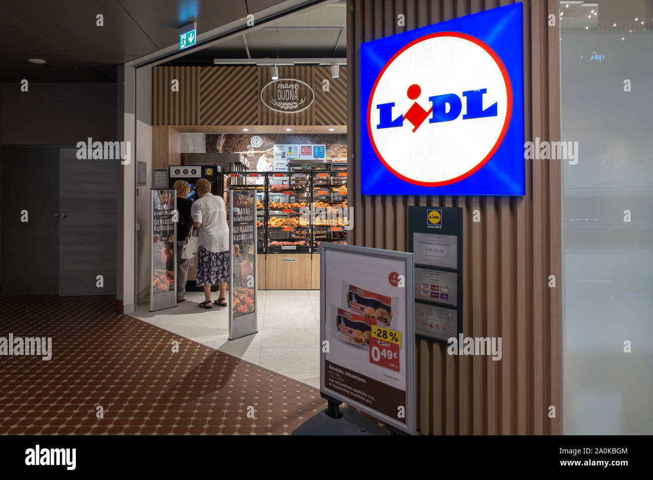 Vilnius, Lituanie - le 18 août 2019 : Entrée de nouveau magasin Lidl moderne à l'intérieur aller9 centre commercial de Vilnius, Lituanie Banque D'Images