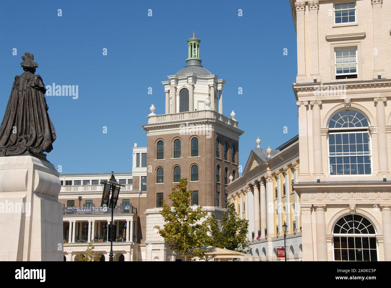 2004/2005, au Royaume-Uni. 20 septembre 2019. Météo britannique. Les gens apprécient, chaud soleil d'automne en Reine Mère Square, 2004/2005. crédit : Stuart fretwell/Alamy Live News Banque D'Images