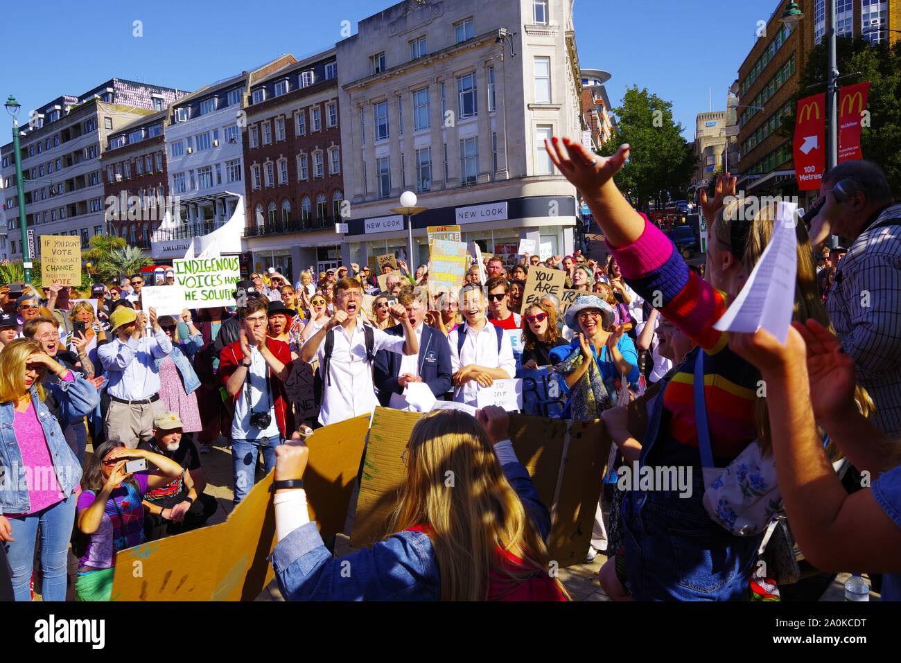 Des centaines de Bournemouth est entré dans le climat mondial le 20 septembre 2019 grève. Avec un rassemblement à Bournemouth Square Un appel a été fait pour l'action sur l'arrêt des effets du changement climatique. La grève était à l'échelle internationale. Banque D'Images