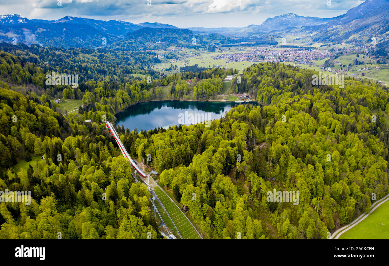 Freibergsee près d'Oberstdorf avec le saut à ski hill Banque D'Images