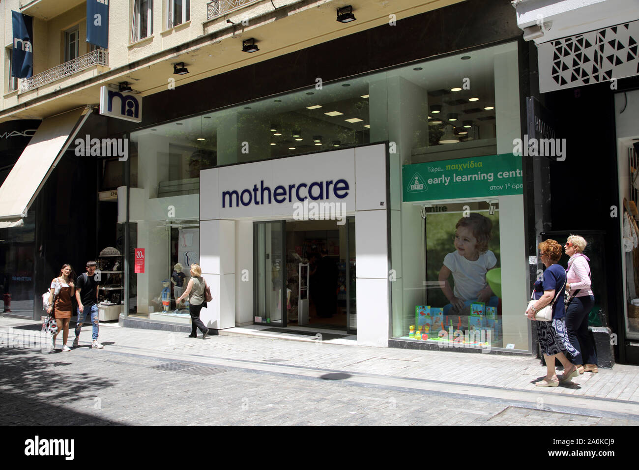 La rue Ermou Grèce Athènes Les gens de l'extérieur Mothercare Banque D'Images