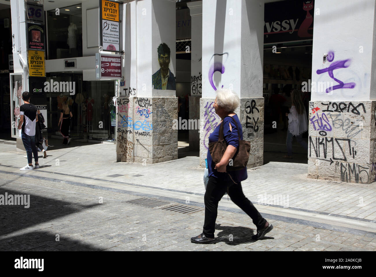 La rue Ermou Grèce Athènes piliers avec Graffiti Banque D'Images