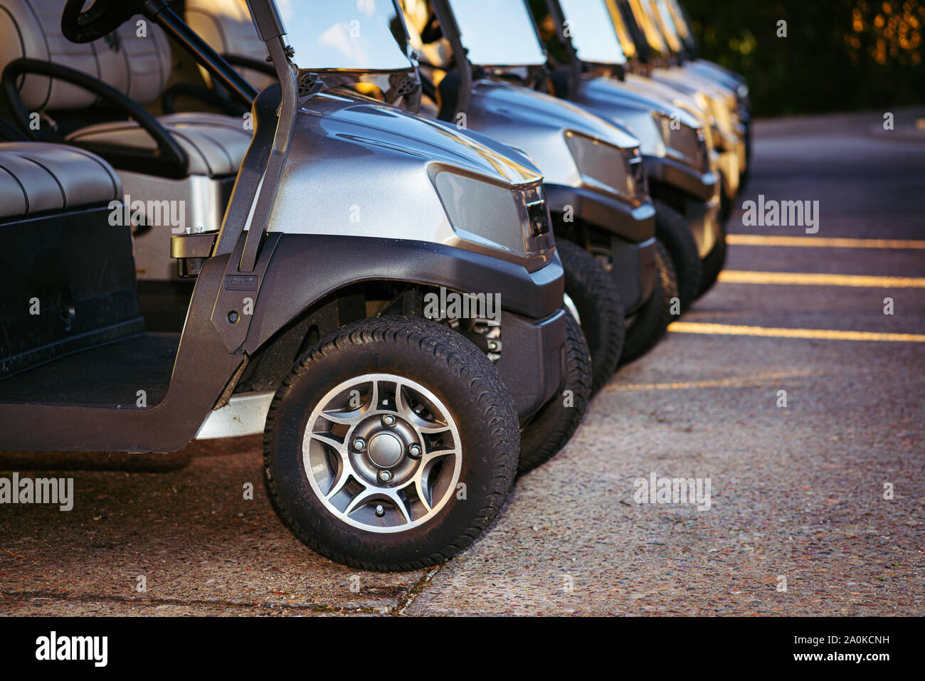 Des voiturettes de golf la queue tôt le matin au club de golf, prêt à l'heure de départ Banque D'Images