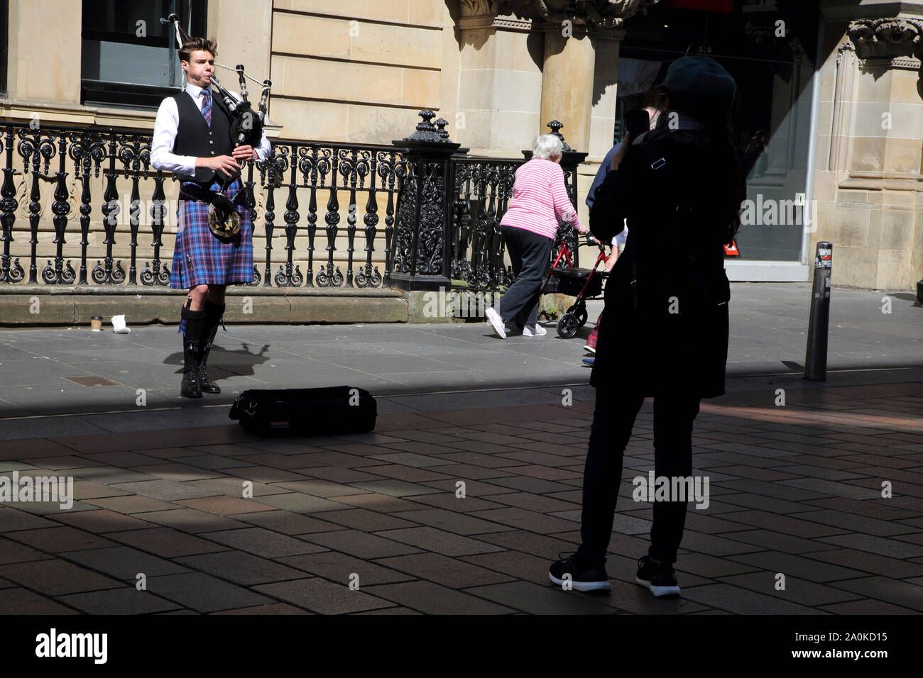 L'Écosse Glasgow Buchanan Street de cornemuse de la rue'Le prennent sur smartphone Banque D'Images