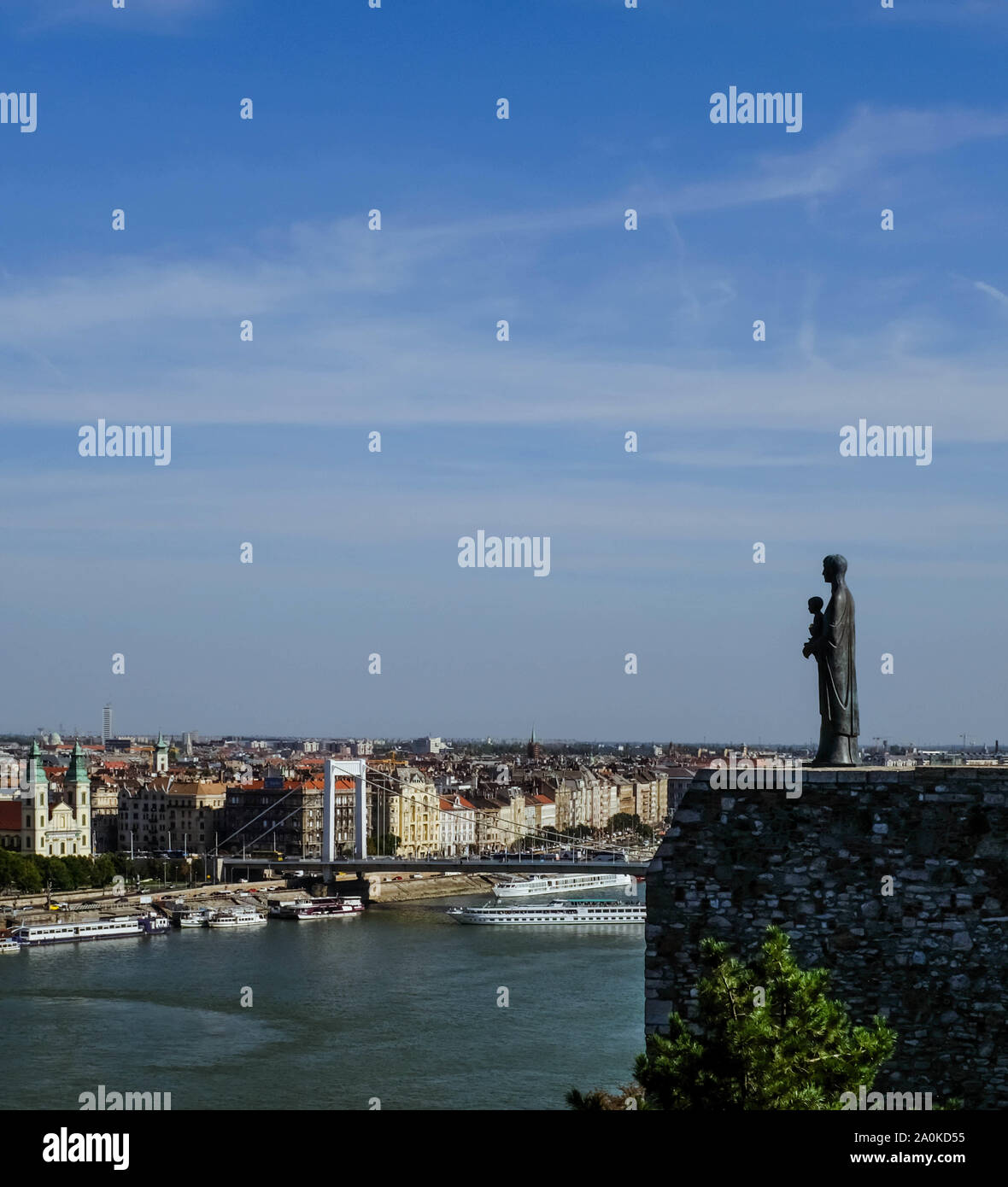 Vierge Marie statue sur les murs du château de Buda surplombant la ville de Budapest. Banque D'Images