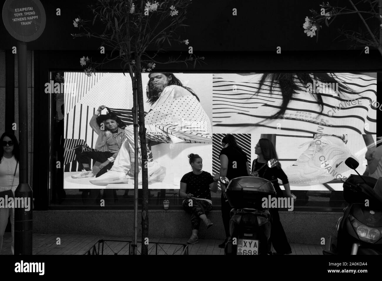 Les gens en face de la fenêtre de la mode Grèce attica athens ermou Banque D'Images