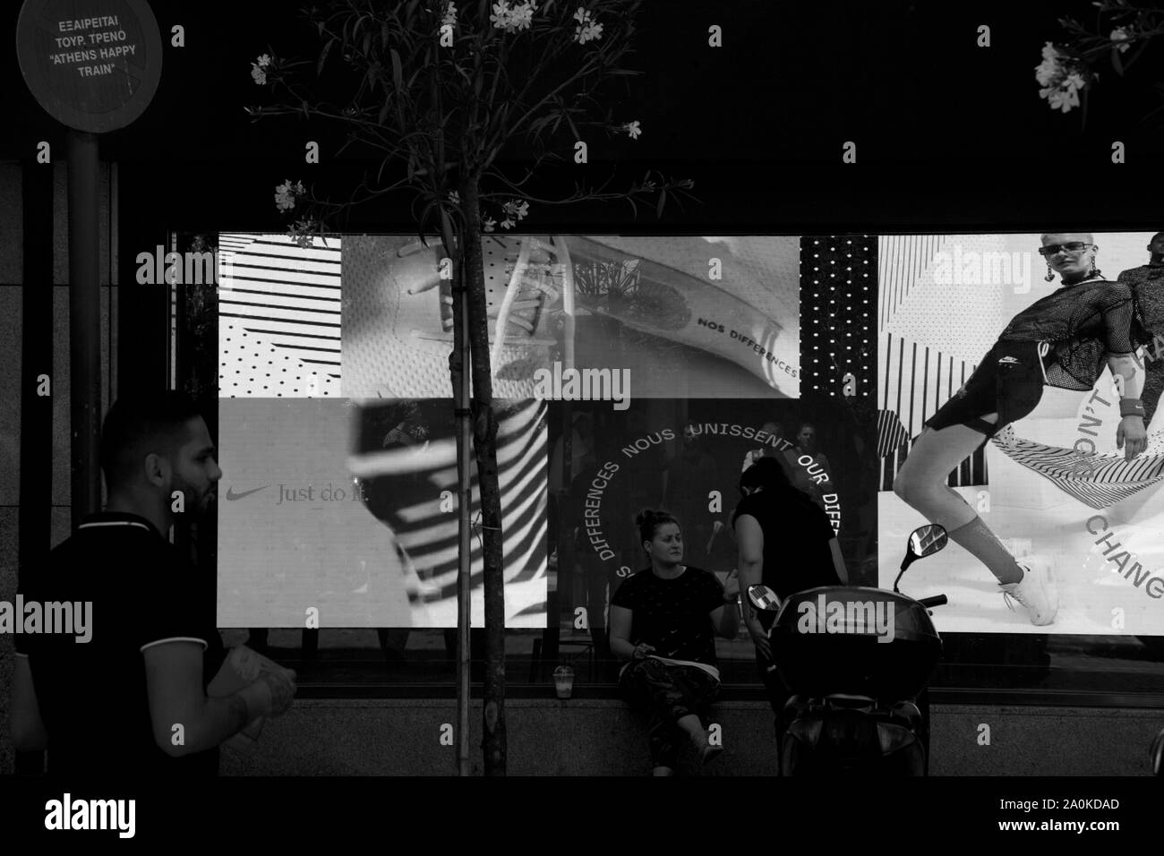 Les gens en face de la fenêtre de la mode Grèce attica athens ermou Banque D'Images