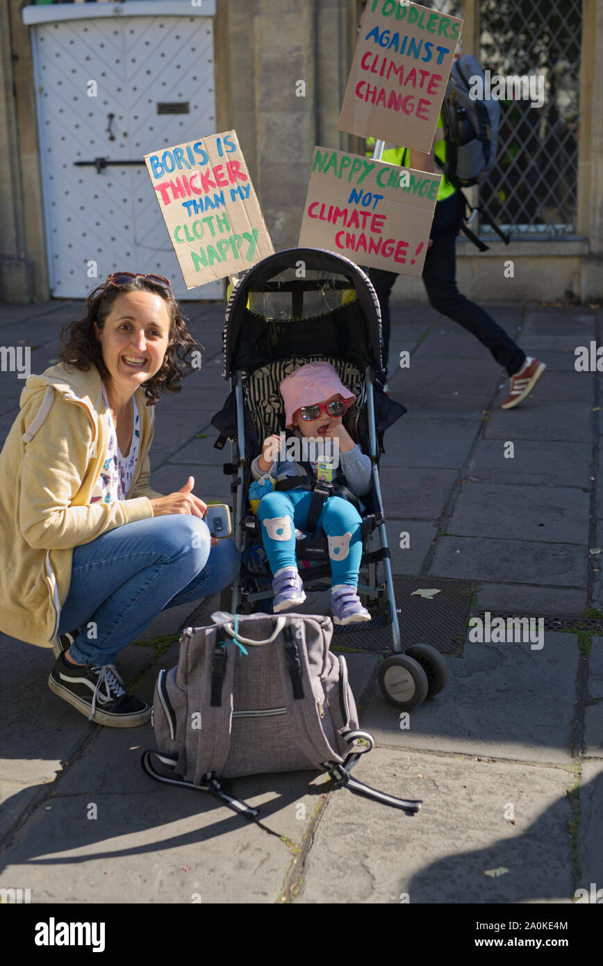 Un scientifique en conservation avec sa fille à une manifestation pacifique pour le climat et les changements globaux Wells place du marché. Banque D'Images