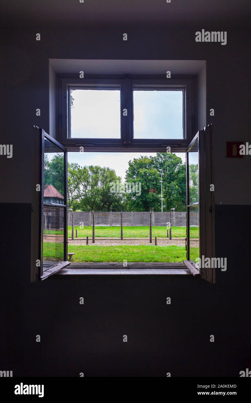 Ouvrir une fenêtre donnant sur la cour de la camp de concentration d'Auschwitz Banque D'Images