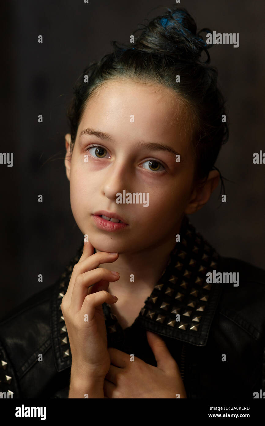 Petit Portrait De Jeune Fille Aux Yeux Verts Les Jeunes Enfants A La Camera Au Serieux Libre A L Interieur Sad Girl Portrait Enfant A La Recherche Petite Fille Photo Stock Alamy