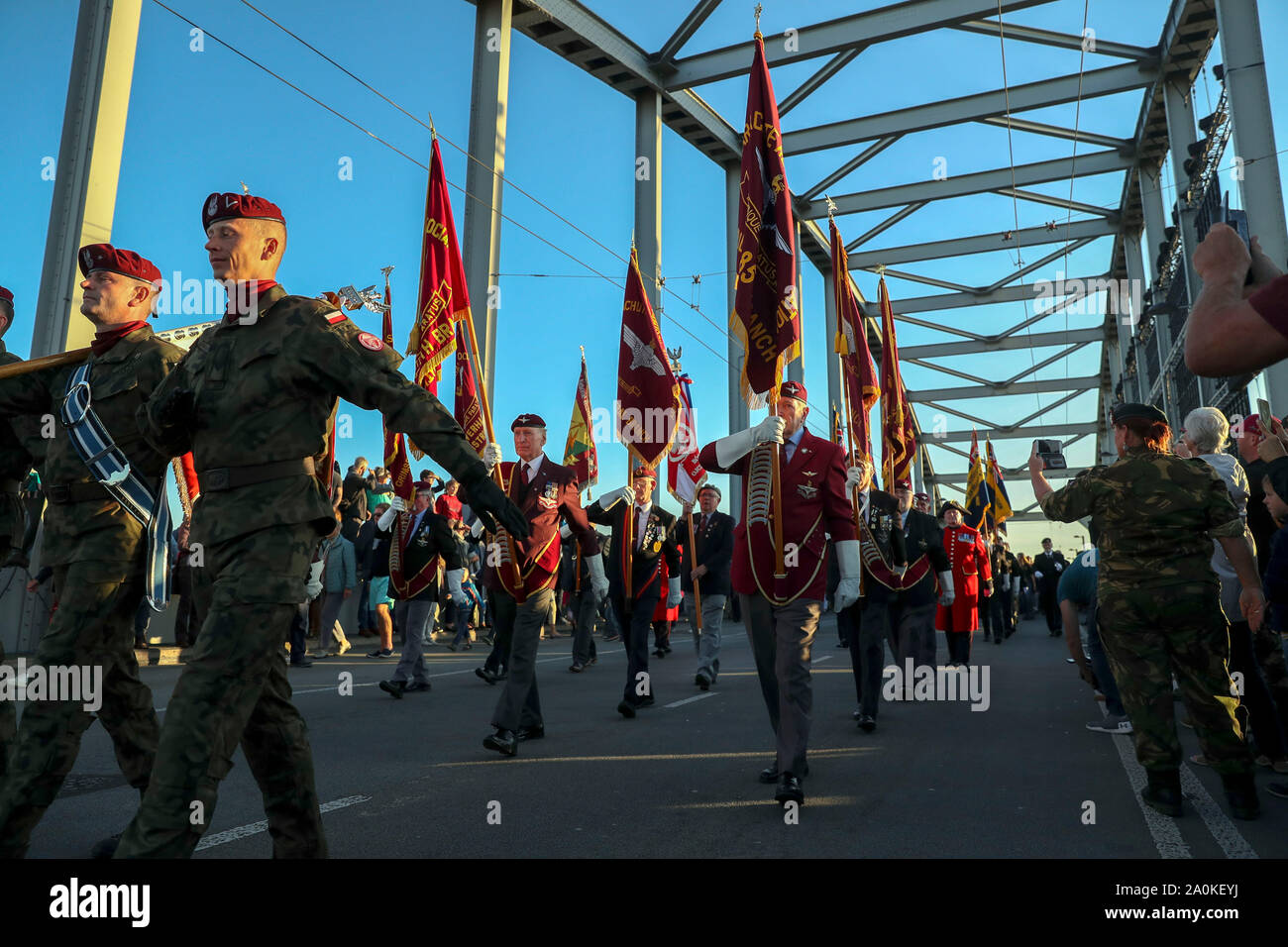 Anciens Combattants mars à l'Airborne Square à Hartenstein, aux Pays-Bas, au cours de la commémoration du 75e anniversaire de l'opération militaire à Arnhem, nom de l'opération Market Garden, rendue célèbre par le film "Un pont trop loin. Banque D'Images