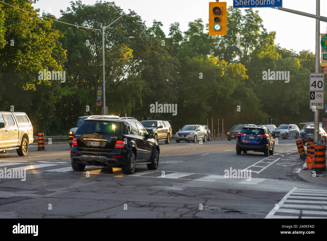 Tôt le matin, sur la rue Sherbourne et Bloor au début de l'automne ensoleillé et toujours à Toronto. Bientôt, il va être froid et sombre :( Banque D'Images