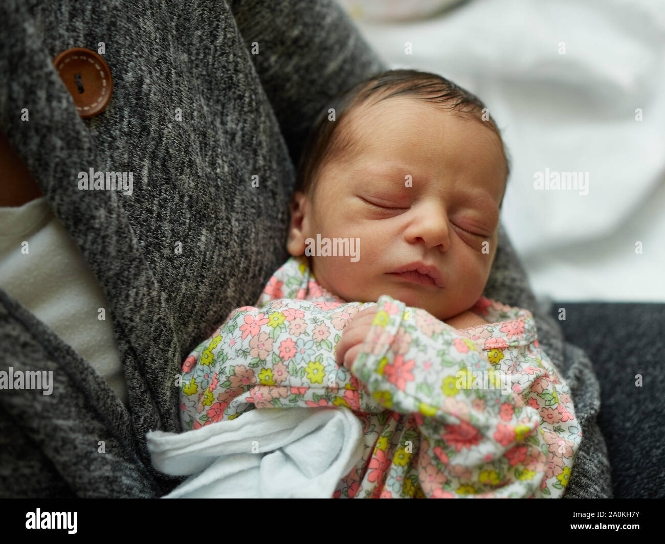 Naissance bebe Fille dormant dans les bras de la mère à l'hôpital Banque D'Images