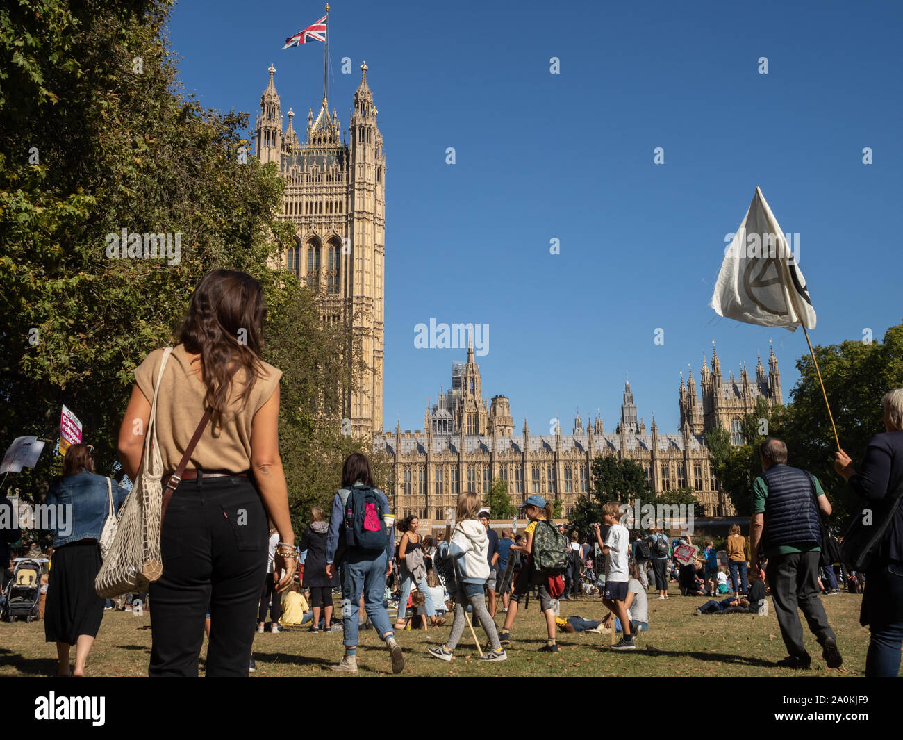 Londres, Royaume-Uni - 20 septembre 2019 : Les organisateurs du climat mondial grève à Londres, avec Union Jack flag flying sur les chambres du Parlement derrière Banque D'Images