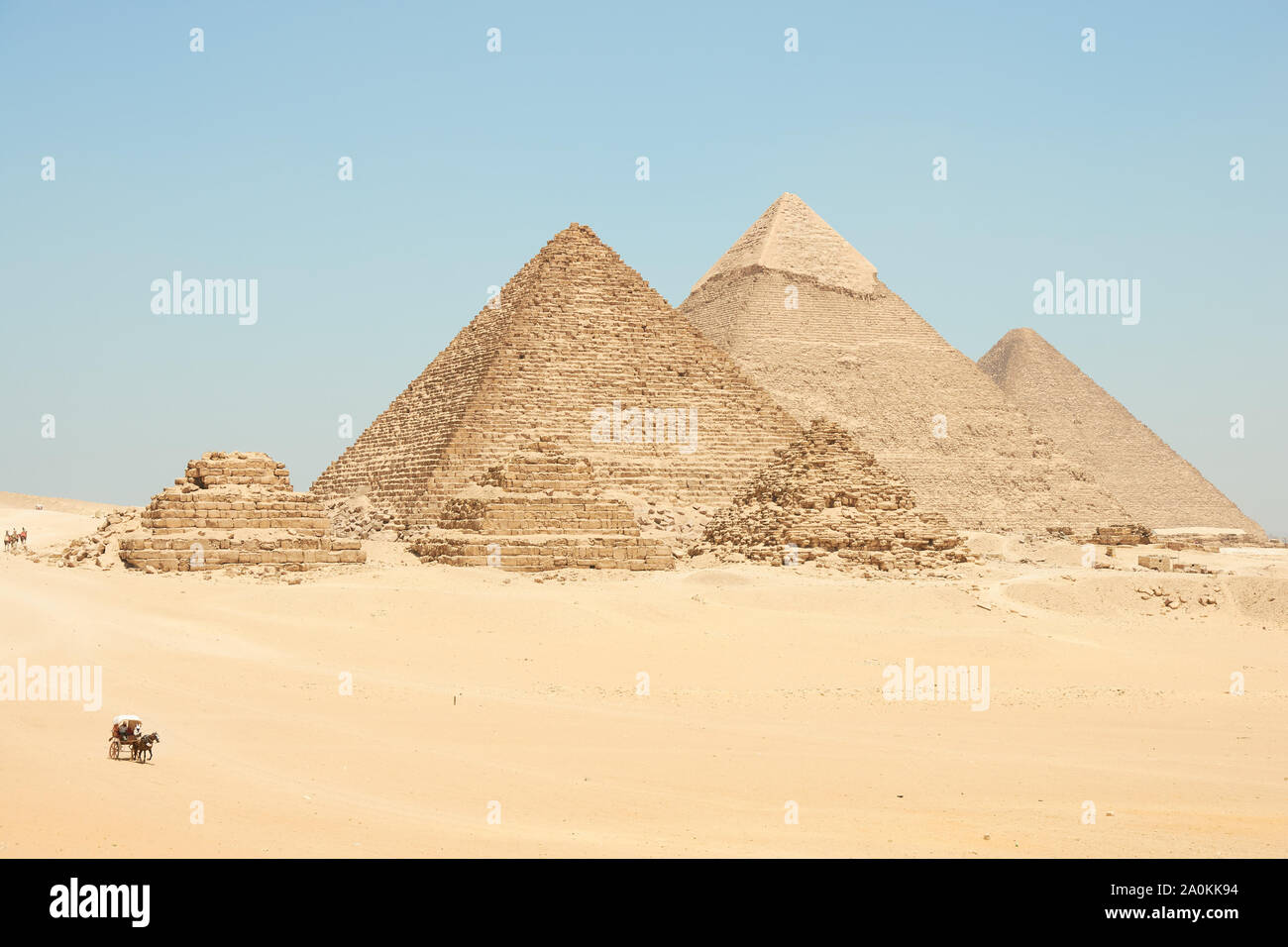 Les charrettes à cheval près de pyramides de Gizeh. Khufu, Khafré, Menkaourê et pyramides reines sont vus de désert. Banque D'Images
