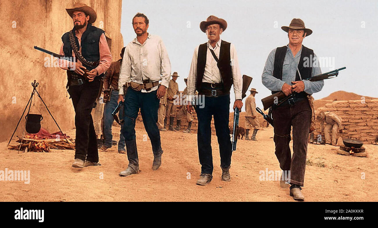 Le WILD BUNCH 1969 Warner Bros/SevenArts film avec de gauche à droite : Ben Johnson, Sam Peckinpah, William Holden, Ernest Idaho Banque D'Images