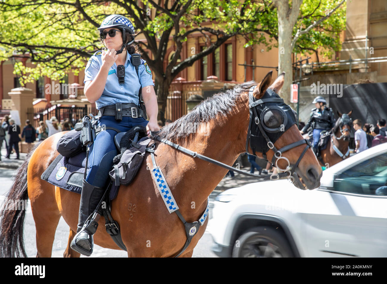 Sydney, femme policière à bord d'un cheval de police lors d'un rassemblement de grève du changement climatique dans le centre-ville de Sydney, Nouvelle-Galles du Sud, Australie Banque D'Images