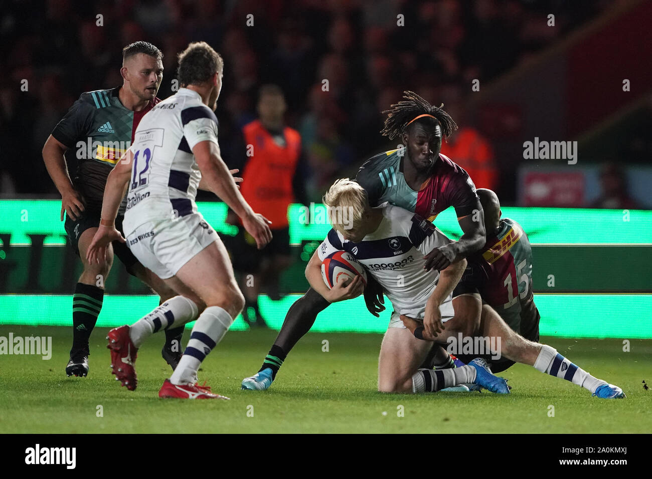 Harlequins' Gabriel Ibitoye et Bristol Bears' Mat Protheroe au cours de la Premiership Rugby Cup Round 1 match à Twickenham Stoop, Londres. Banque D'Images