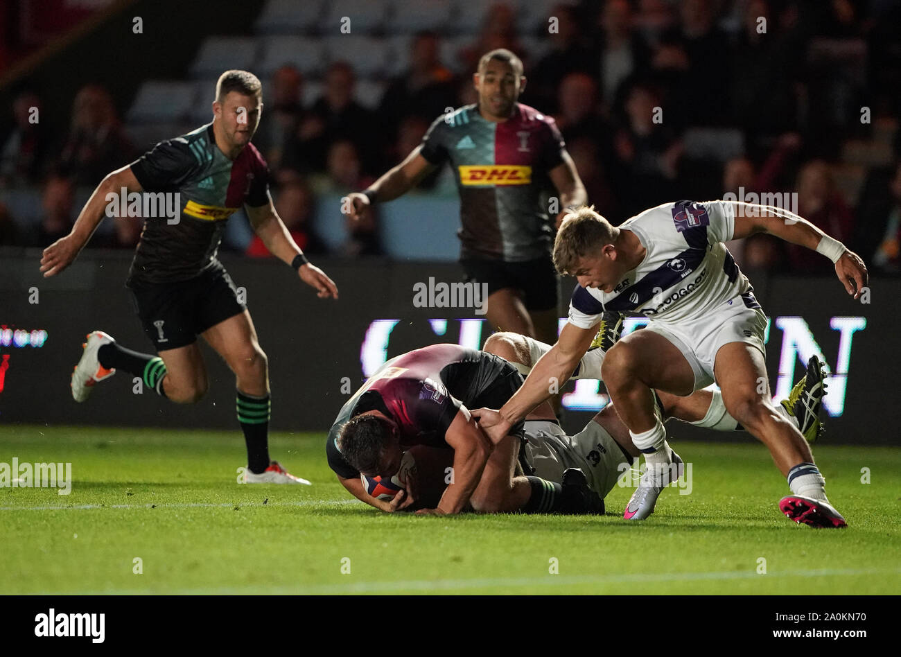 Harlequins' Charlie Mulchrone son score final du côté d'essayer au cours de la Premiership Rugby Cup Round 1 match à Twickenham Stoop, Londres. Banque D'Images