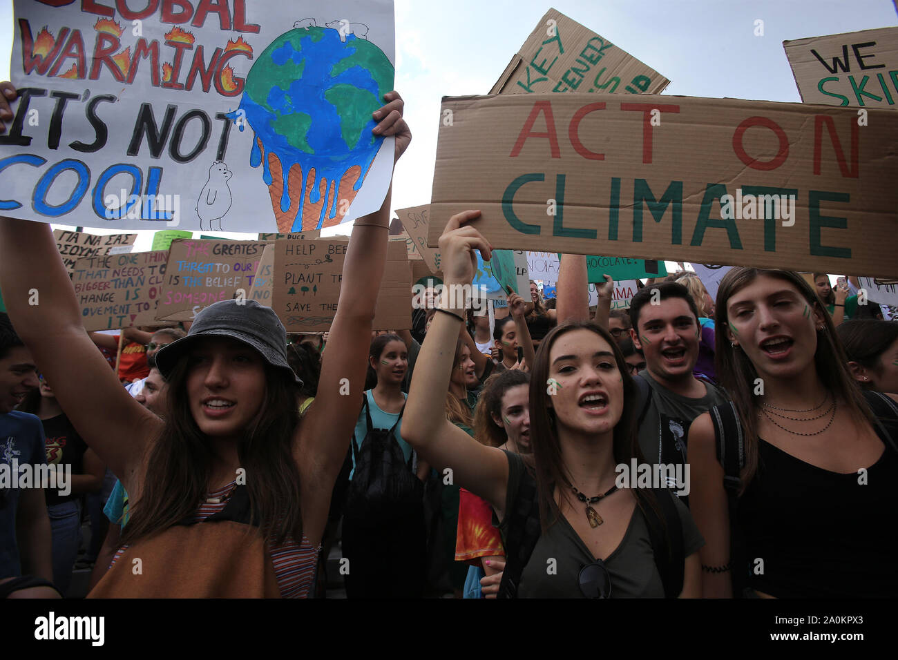 Athènes, Grèce. Sep 20, 2019. Les étudiants grecs prendre part à une grève de l'école pour le changement climatique à Athènes, Grèce, le 20 septembre 2019. La grève de l'école pour le vendredi pour le climat futur (FFF) est un mouvement international d'étudiants qui s'absentent de la classe à participer à des manifestations, afin d'éviter d'autres le réchauffement planétaire et le changement climatique. En Grèce, les élèves du secondaire dans 14 villes à travers le pays a décidé de sauter des classes, de se joindre à l'initiative. Credit : Marios Lolos/Xinhua/Alamy Live News Banque D'Images