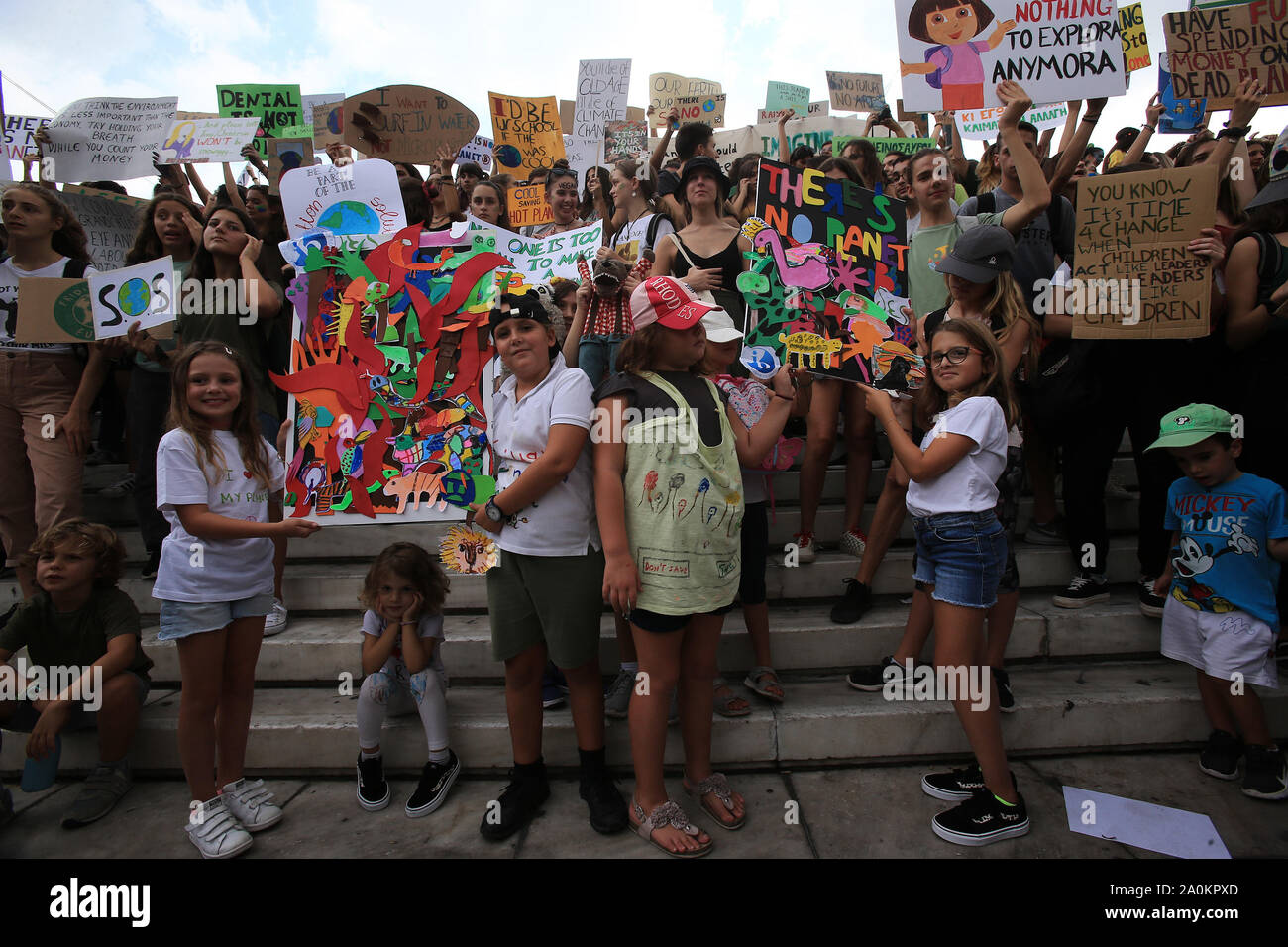 Athènes, Grèce. Sep 20, 2019. Les étudiants grecs prendre part à une grève de l'école pour le changement climatique à Athènes, Grèce, le 20 septembre 2019. La grève de l'école pour le vendredi pour le climat futur (FFF) est un mouvement international d'étudiants qui s'absentent de la classe à participer à des manifestations, afin d'éviter d'autres le réchauffement planétaire et le changement climatique. En Grèce, les élèves du secondaire dans 14 villes à travers le pays a décidé de sauter des classes, de se joindre à l'initiative. Credit : Marios Lolos/Xinhua/Alamy Live News Banque D'Images