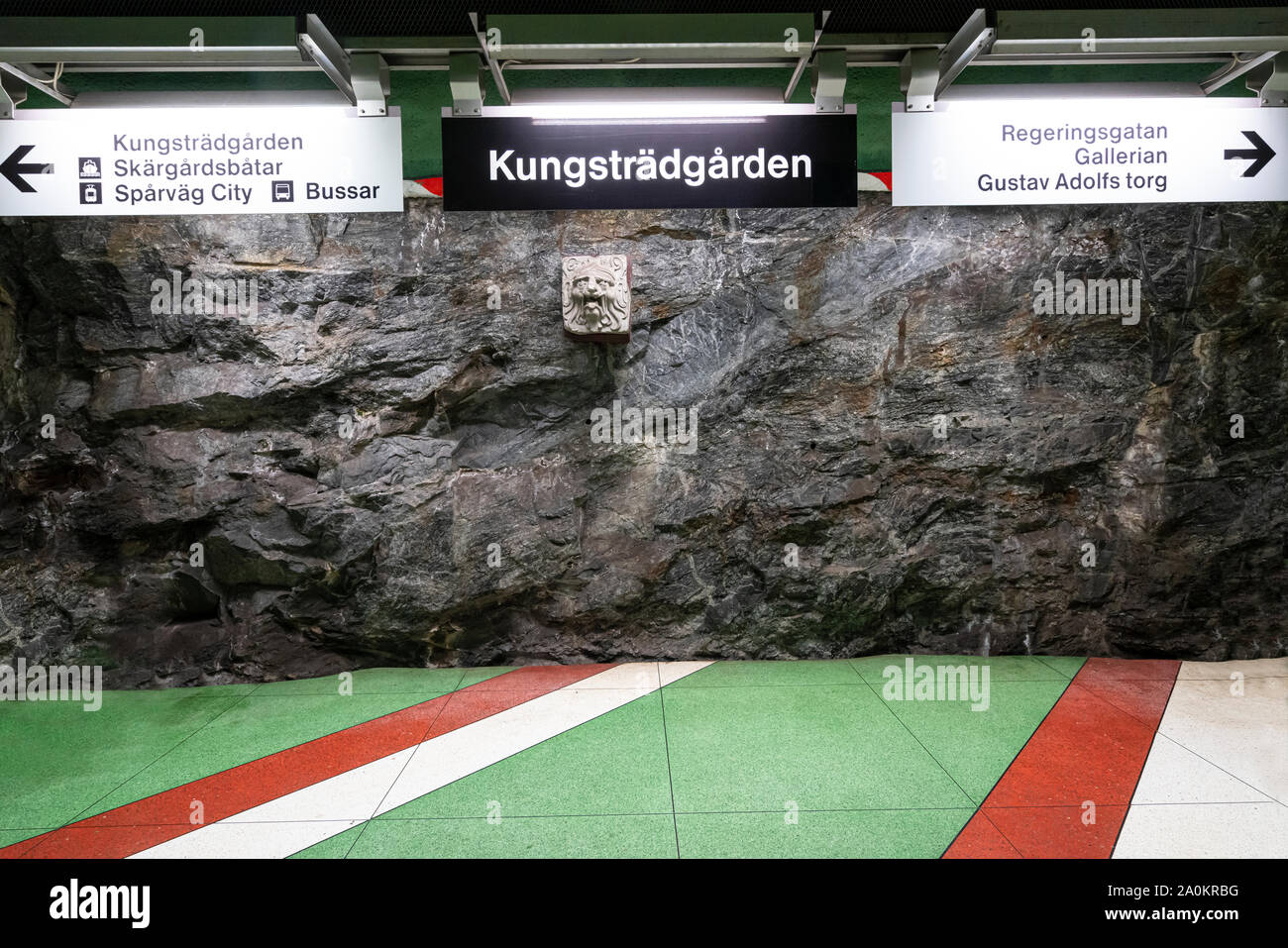 Stockholm, Suède. Septembre 2019. La vue de l'intérieur de la plate-forme Kungstradgarden Metro Stration Banque D'Images