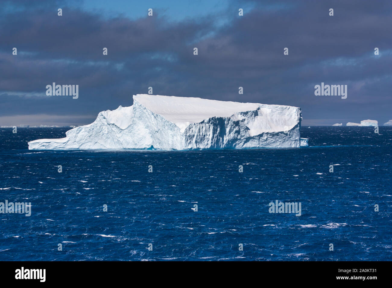 Les icebergs au large de la pointe de la péninsule Antarctique Banque D'Images