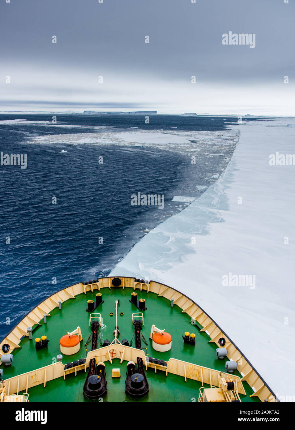 De proue le brise-glace Kapitan Khlebnikov coupant à travers la glace de mer et flottantes en route vers la mer de Weddell, l'Antarctique Banque D'Images