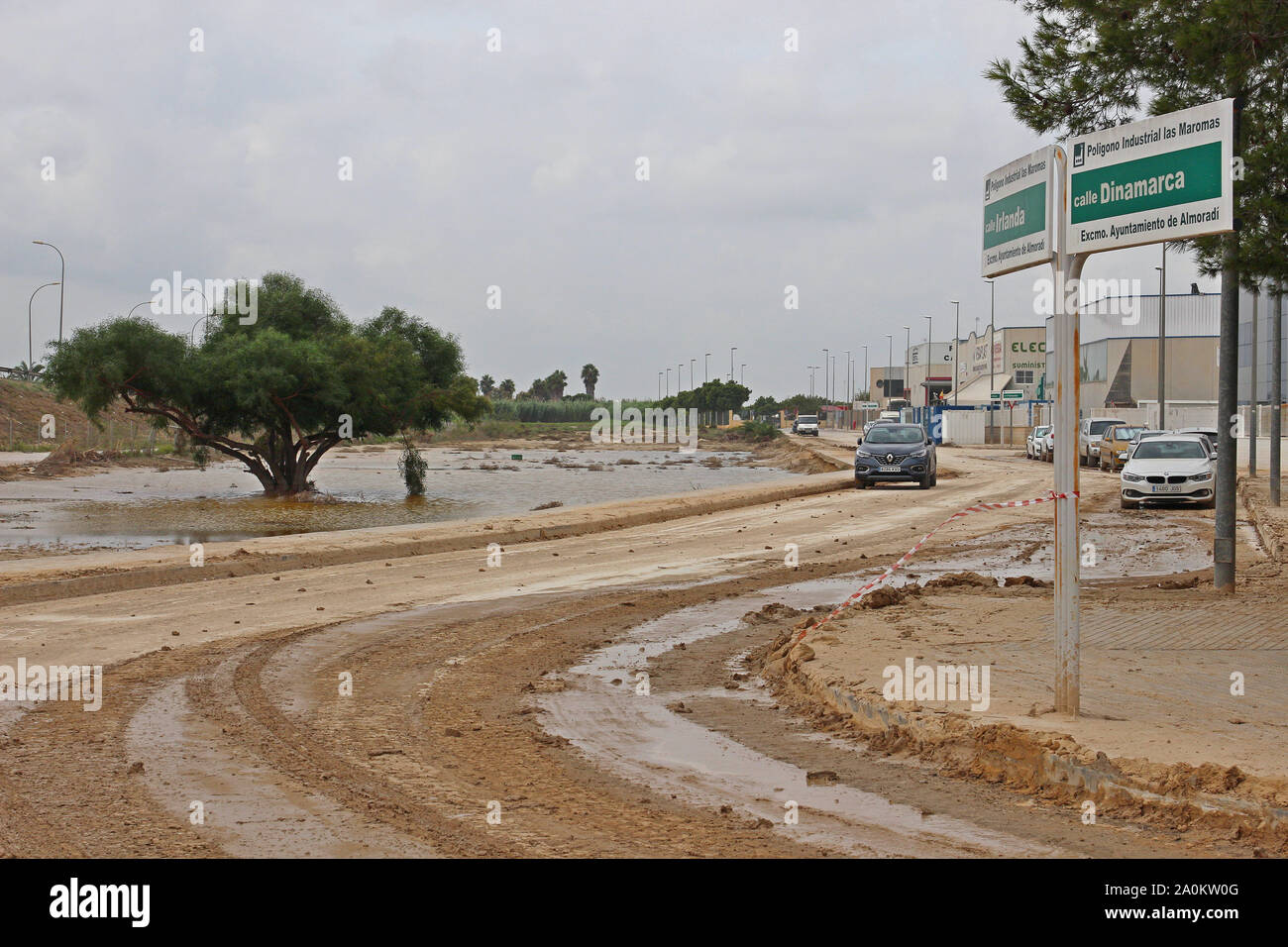 Almoradi, S.E.l'Espagne. Une vaste campagne de nettoyage nécessaires pour mettre cette industrial estate retour à la normale après l'énorme tempête gota fria en septembre 2019. Banque D'Images