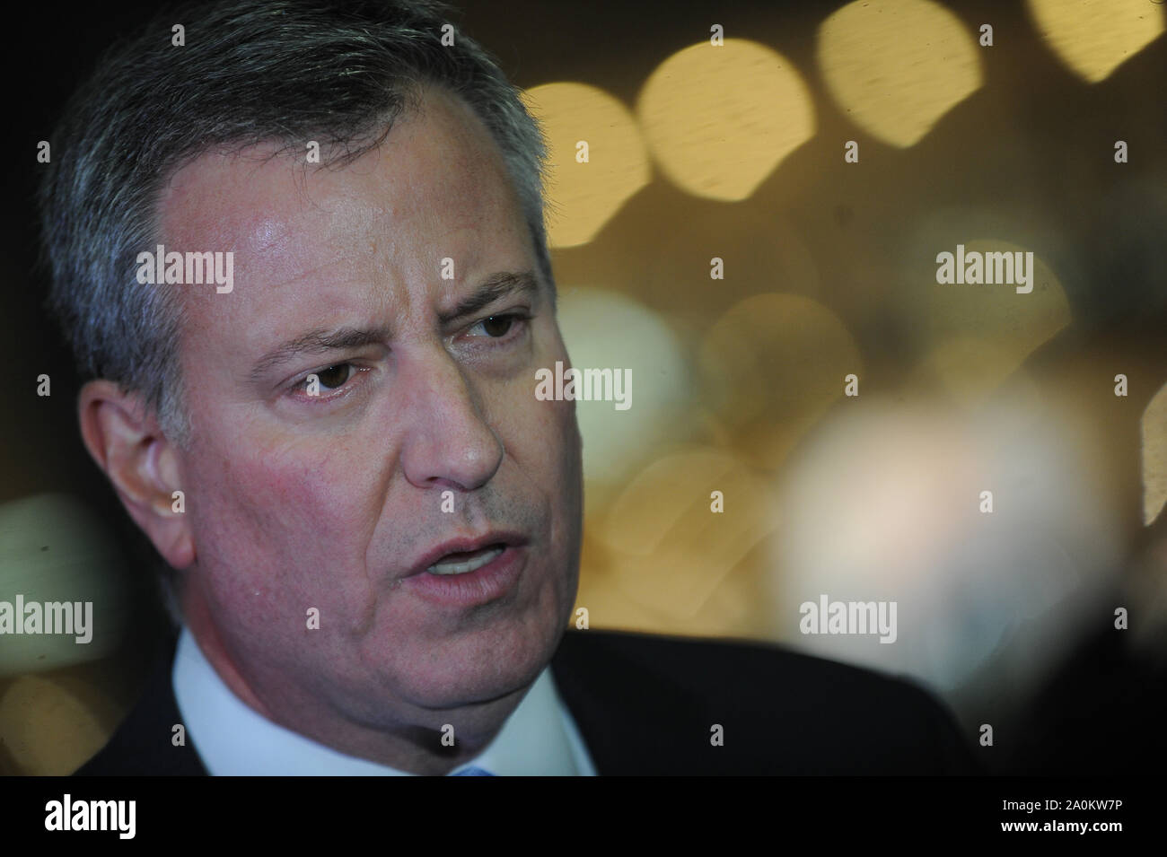 Manhattan, États-Unis d'Amérique. 31 Dec, 2008. NEW YORK, NY - 04 DÉCEMBRE : Maire de la ville de New York, Bill De Blasio parle lors d'une conférence de presse de la police après avoir été témoin d'être recyclé avec de nouvelles lignes directrices à l'Académie de police le 4 décembre 2014 dans le quartier de College Point l'arrondissement de Queens à New York. Les nouvelles lignes directrices de la police juste après de nombreux incidents où des policiers blancs ont tué des hommes noirs. People : Maire de la ville de New York, Bill De Blasio Credit : tempêtes Media Group/Alamy Live News Banque D'Images