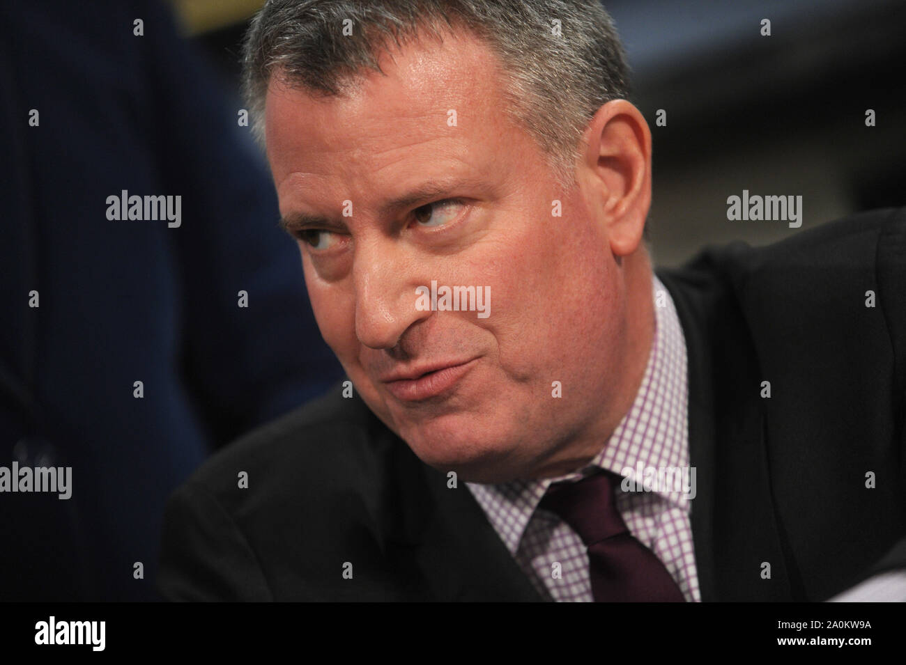 NEW YORK, NY - 18 mars : Maire de la ville de New York, Bill De Blasio a signé cinq projets de loi en loi - Intro 600-A, 611-A et 619-A, par rapport à l'augmentation de la transparence des services d'Anciens Combattants et de l'augmentation de la taille de la Conseil consultatif des anciens combattants ; Intro 74-A, par rapport à la création d'un processus officiel pour rationaliser l'enlèvement des arbres tombés, et Intro 423-A, dans le cadre de plusieurs rapports des petites entreprises Services et Bureau du Maire de contrat de services liés à l'élaboration d'entreprises coopératives de travail le 18 mars 2015 dans la ville de New York : New York City le maire Bill d Banque D'Images