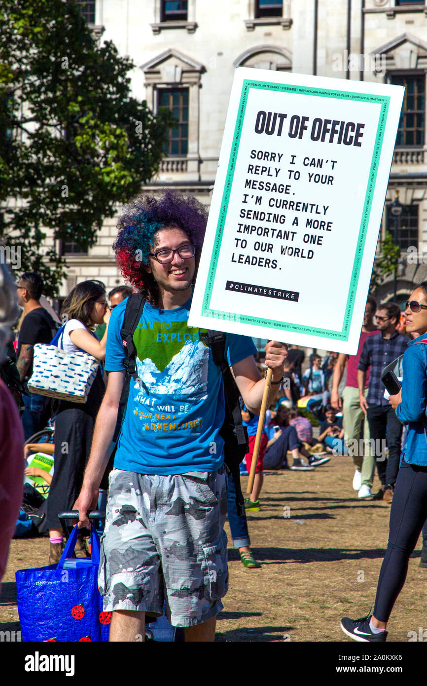 20 septembre 2019, Londres, Royaume-Uni - Man holding 'Absence' inscrivez-vous à la grève du climat mondial à Westminster Banque D'Images