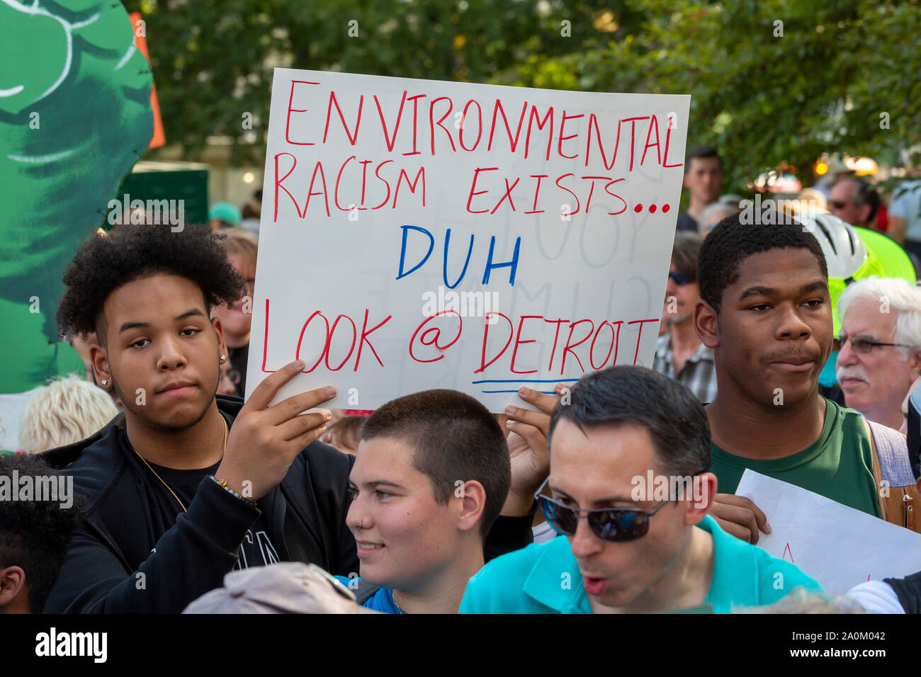 Detroit, Michigan, USA - 20 septembre 2019 - Les jeunes à la tête d'une marche et un rassemblement, une partie de la grève du climat mondial. Ils faisaient partie d'un mouvement dans plus de 175 pays pour mettre fin à l'ère des combustibles fossiles. Crédit : Jim West/Alamy Live News Banque D'Images