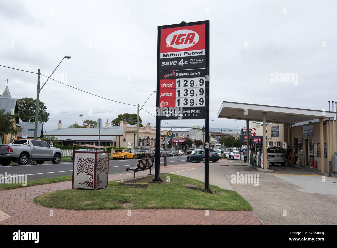 Une petite station service essence IGA sur la rue principale (Princes Highway) à l'extrémité sud de la Nouvelle Galles du Sud ville rurale de Milton en Australie Banque D'Images