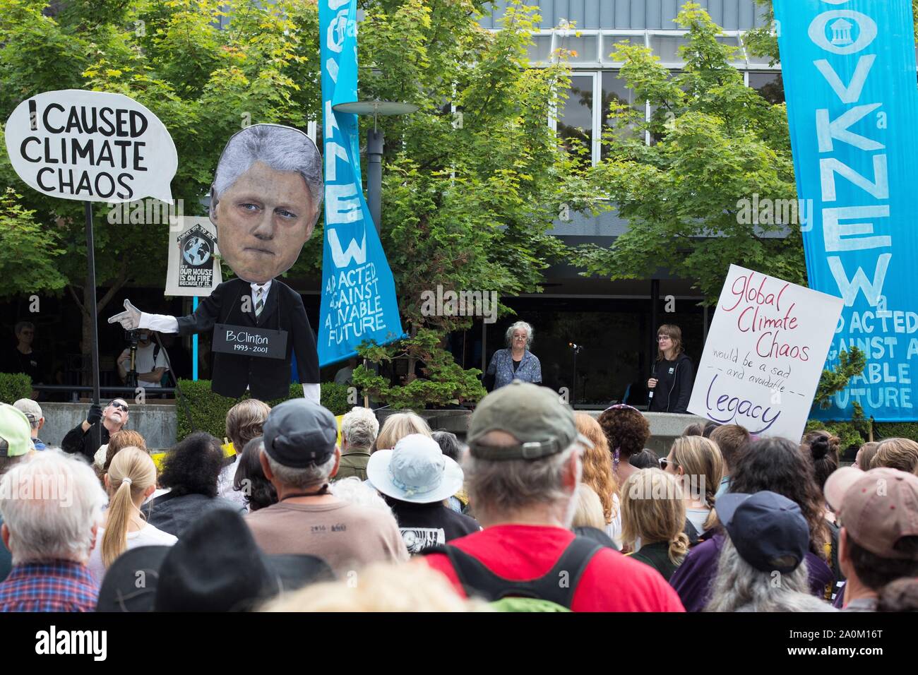 Un signe géant représentant le président Bill Clinton lors de la grève du climat rassemblement à Eugene, Oregon, USA. Banque D'Images