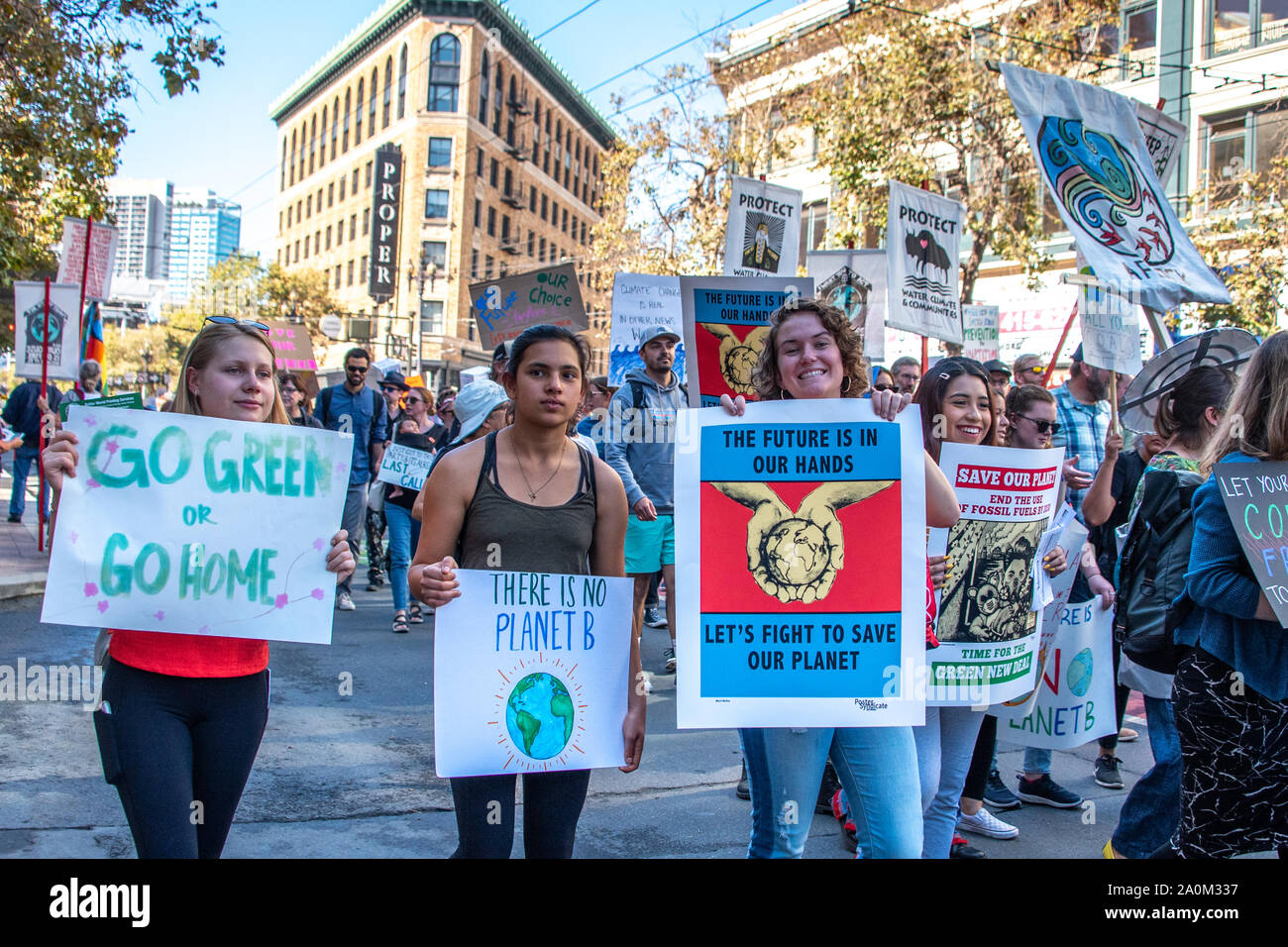 San Francisco, USA. 20 Septembre, 2019. Grève des étudiants pour les mois de mars, l'une des nombreuses grèves climatique mondial en ce jour dans le monde entier. Les filles de l'adolescence avec mars signes sur Market Street. Credit : Shelly Rivoli Banque D'Images