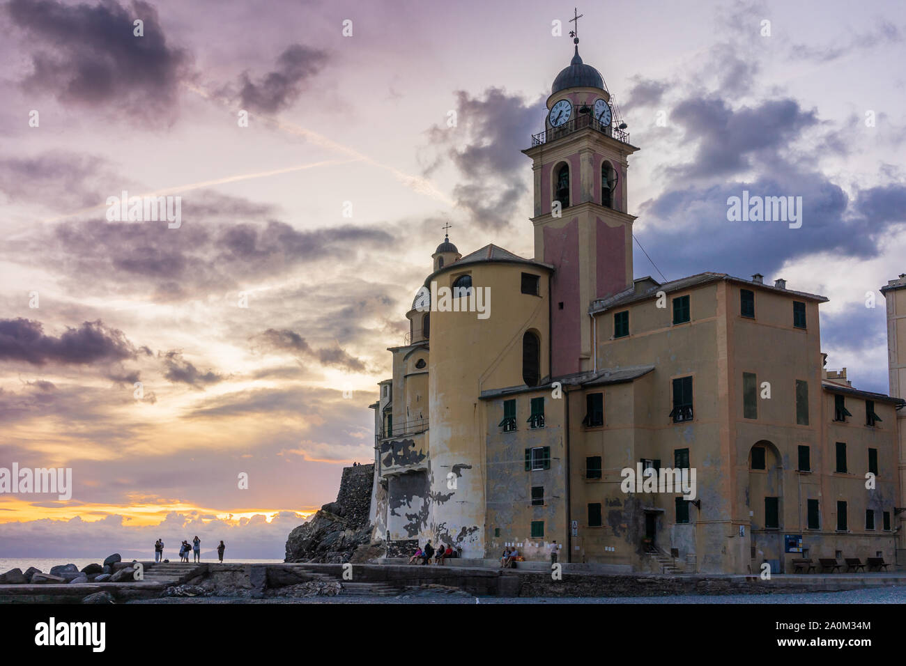 Église de Santa Maria Assunta (Basilica di Santa Maria Assunta) le long de la plage pendant le coucher du soleil, Camogli Camogli, ligurie, italie Banque D'Images