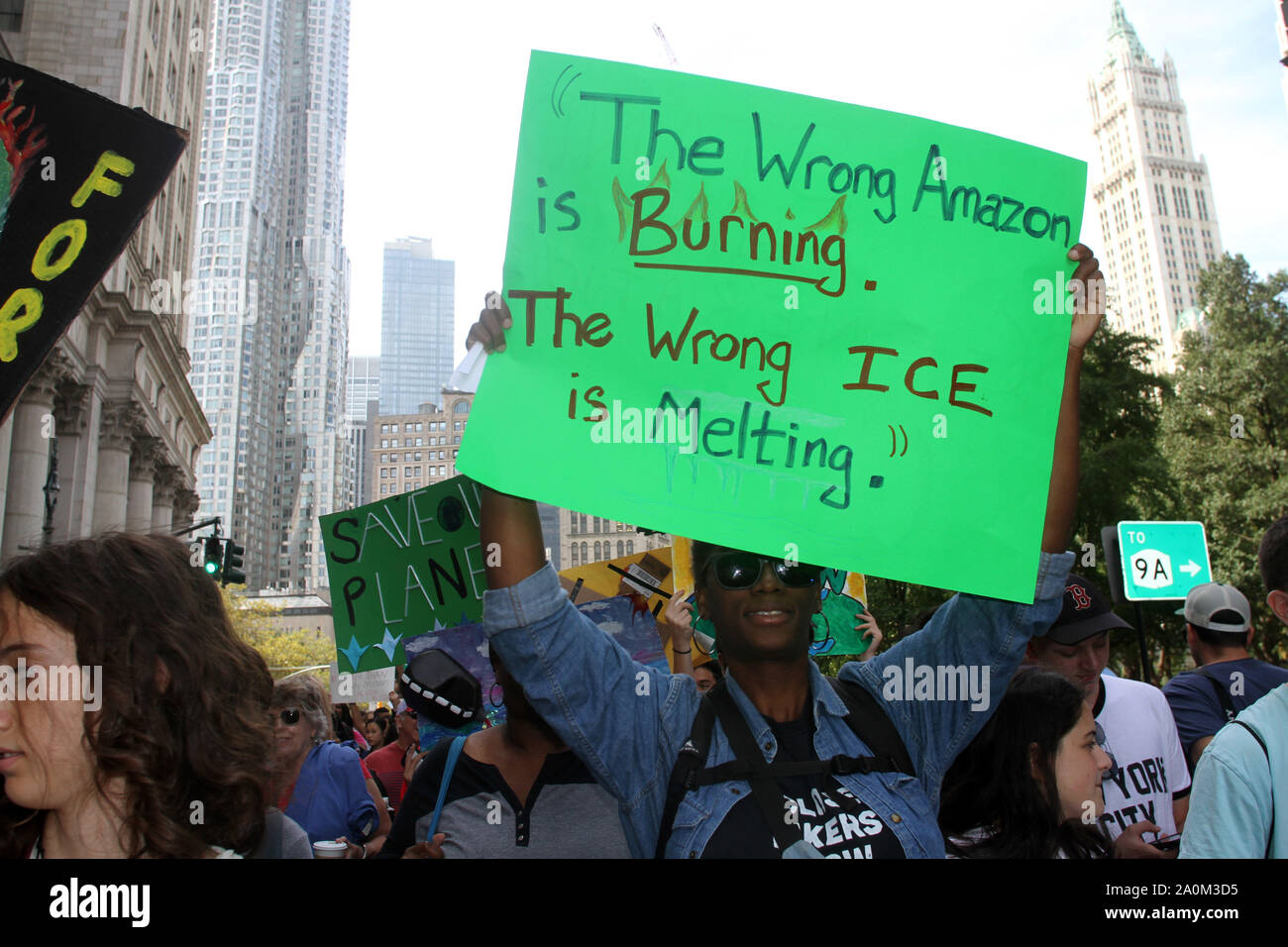 20 septembre 2019, New York, New York, USA : le climat de NEW YORK Mars 2019 Grève des milliers d'étudiants ont défilé avec Greta Thunberg de Foley Square dans le Lower Manhattan à Battery Park. pour protester contre le changement climatique. (Crédit Image : © Bruce Cotler/Globe Photos via Zuma sur le fil) Banque D'Images