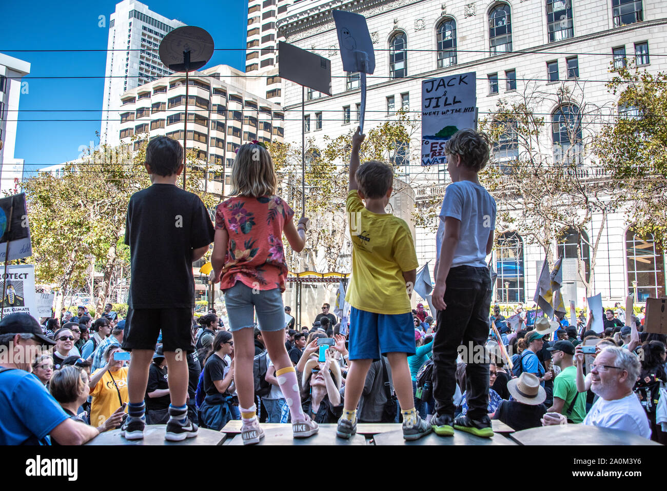 San Francisco, USA. 20 Septembre, 2019. Grève des étudiants pour les mois de mars, l'une des nombreuses grèves climatique mondial en ce jour dans le monde entier. Quatre jeunes enfants sont avec vue sur la foule marchant vers le bas de la rue du marché. Credit : Shelly Rivoli Banque D'Images