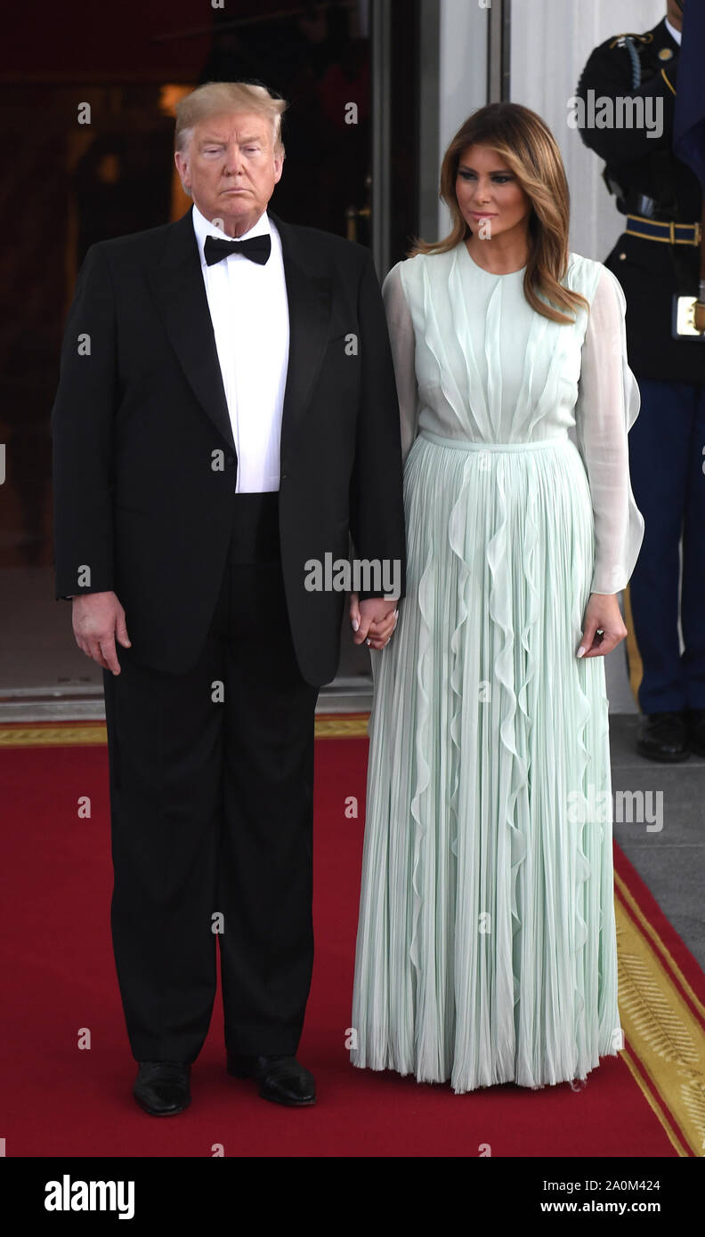 Le président Donald Trump détient la main de Première dame Melania Trump en attendant l'arrivée de le Premier Ministre australien Scott Morrison et sa femme Jennifer Morrison à un dîner d'État officielle, à la Maison Blanche, vendredi 20 septembre 2019, à Washington, DC. Les dirigeants a couronné une journée où ils ont parlé du commerce, la Chine et les tensions au Moyen-Orient. Photo de Mike Theiler/UPI Banque D'Images