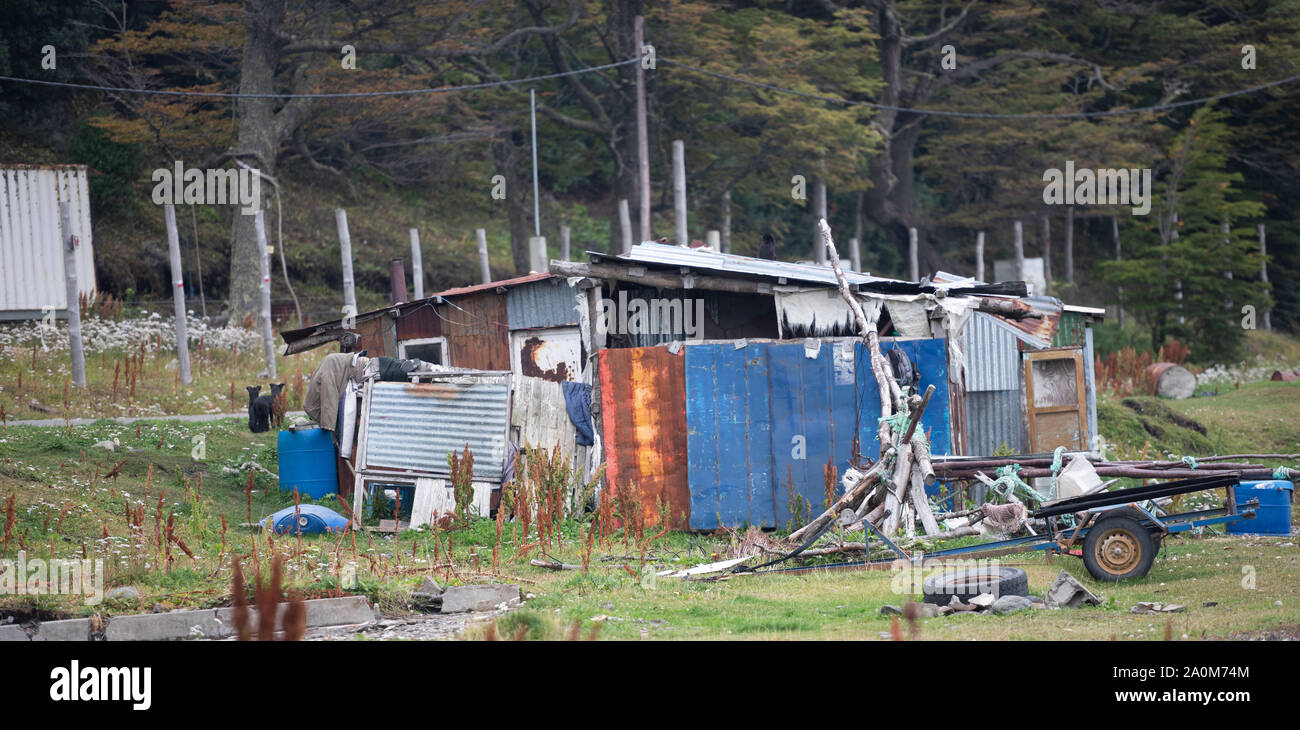 Ushuaia, Argentine - 1 Avril 2019 : une maison de pêcheur ou à l'abri dans une petite ville appelée Puerto Almanza Banque D'Images