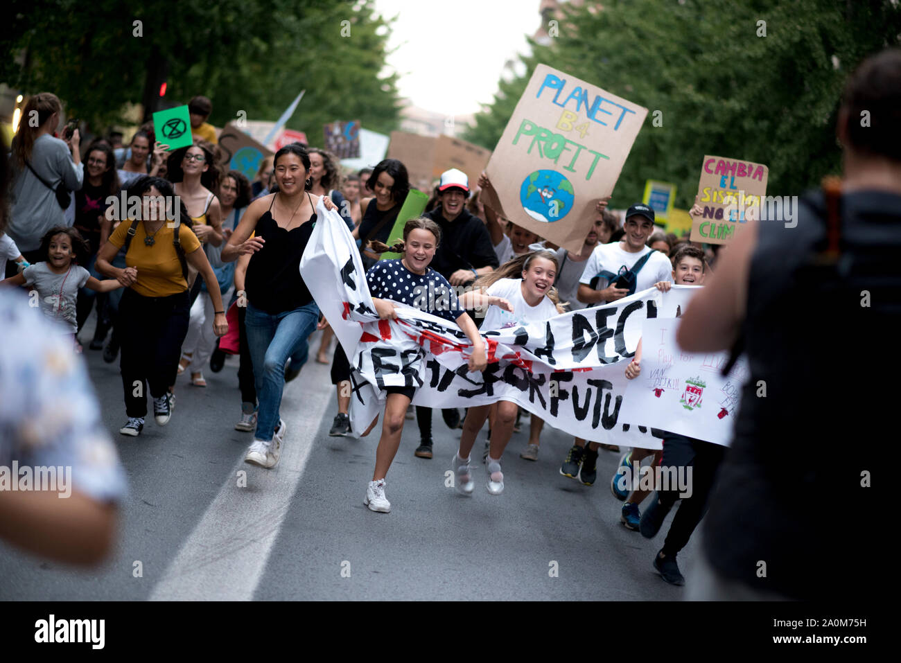 Granada, Espagne. Sep 20, 2019. Tenir une banderole des manifestants lors de l'exécution dans la rue pendant la manifestation.Plus de cinq cents personnes sont rassemblées à Grenade au cours de l'avenir" "vendredi pour protester pour demander l'état d'urgence climatique pour être déclaré. Credit : SOPA/Alamy Images Limited Live News Banque D'Images