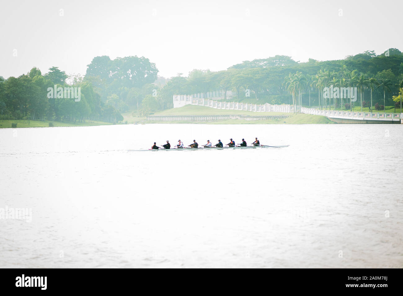 Putrajaya, Malaisie - septembre 6, 2019 : Dragon Boat racer pratique au lac près de Taman Botani. Banque D'Images