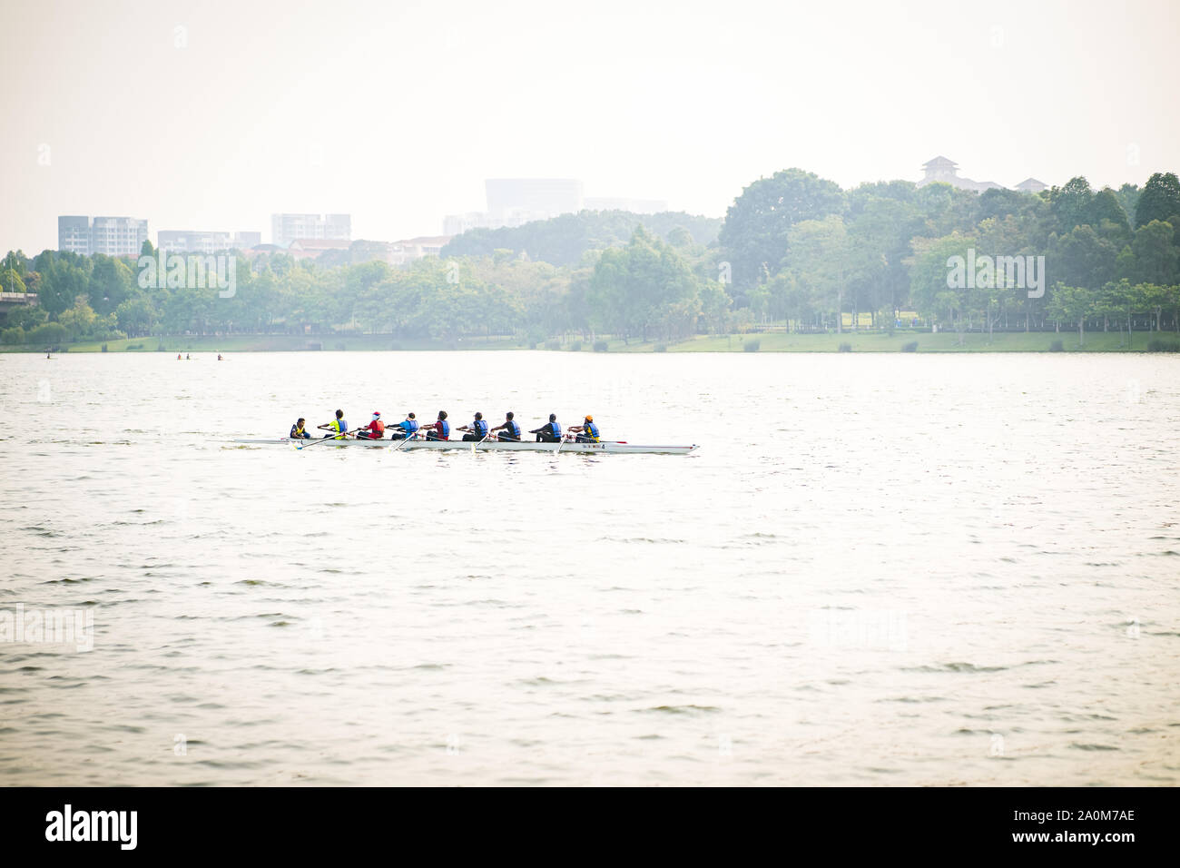 Putrajaya, Malaisie - septembre 6, 2019 : Dragon Boat racer pratique au lac près de Taman Botani. Banque D'Images