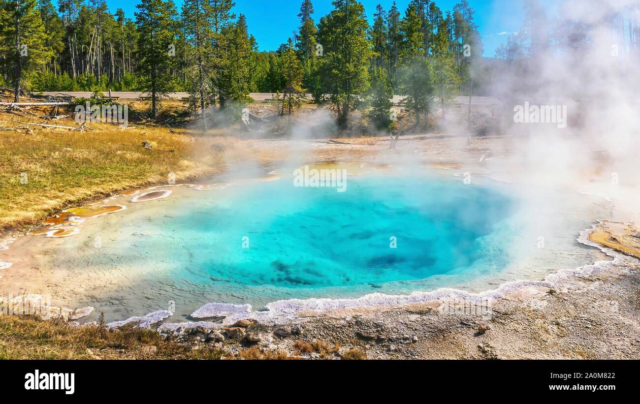 L'eau bleu turquoise clair et de l'augmentation de vapeur Silex Printemps à Fontaine Pot de peinture dans la partie inférieure du bassin du geyser de Parc National de Yellowstone. Le Wyoming, Banque D'Images