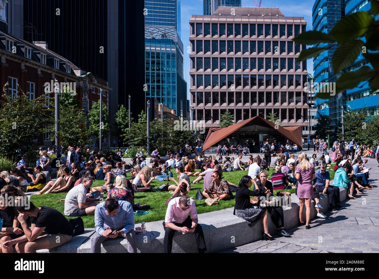 Les travailleurs de la ville profitez de soleil de l'été, Aldgate Square, City of London, Angleterre, Royaume-Uni Banque D'Images