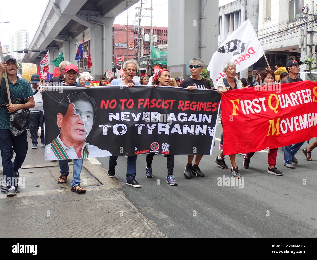 Manille, Philippines. Sep 20, 2019. Autour de 5 000 manifestants venant de différentes organisations de jeunes, les populations autochtones, les victimes d'EJK et des groupes militants (qui sont marquées en tant que groupe communiste rouge-terroristes par le gouvernement) se sont réunis et ont convergé à Luneta Park le 20 septembre 2019, exprimant leur "forte", plus jamais à la veille du 47e anniversaire de la déclaration de la loi martiale. (Photo par Joseph Dacalanio/Pacific Press) Credit : Pacific Press Agency/Alamy Live News Banque D'Images