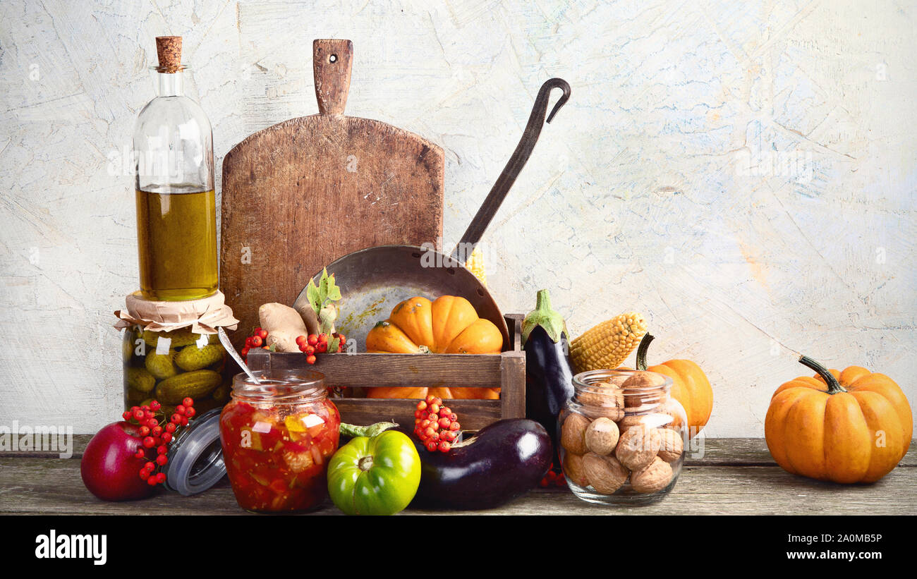 Fruits et légumes de saison d'automne. Conserves de légumes. Vue de face. Entreposage des récoltes faites maison. Concept d'aliments sains Banque D'Images