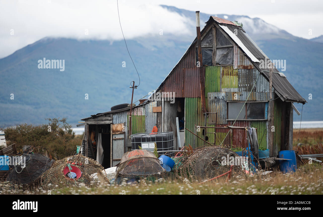 Ushuaia, Argentine - 1 Avril 2019 : maison de pêcheur de de côte de Puerto Almanza Banque D'Images