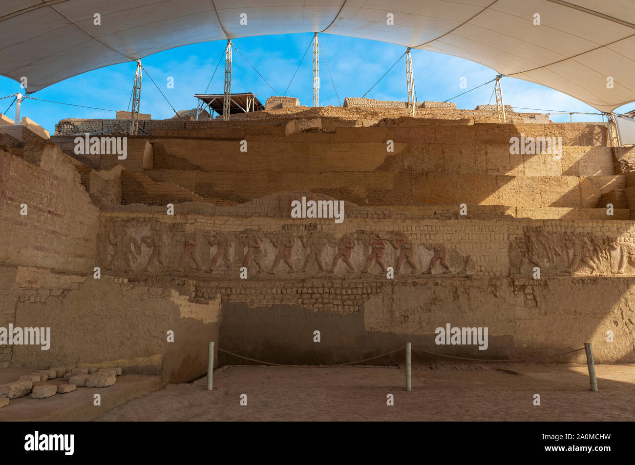 Bas-relief de décorations et de construction d'un mur d'adobe, Huaca Cao Viejo pyramide de la civilisation Moche situé entre Chiclayo et Trujillo, Pérou. Banque D'Images